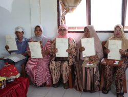 70 Warga Terima Sertifikat Tanah Pelepasan Kawasan Hutan dari Pemkab Pinrang