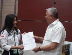 Tingkatkan Pelayanan, Bupati Pinrang Serahkan 7 SK Kepala Pusat Kesehatan Masyarakat