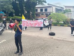 SEMMI Makassar Gelar Aksi di Depan Kantor PT KIMA, Soroti Transparansi Pengelolaan Limbah dan Karcis Masuk